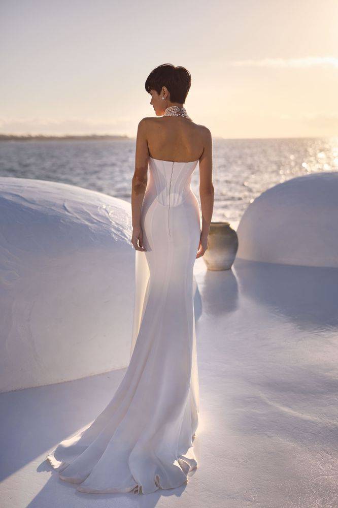 Robe de mariée sirène à la silhouette satin embre milla nova marseille
