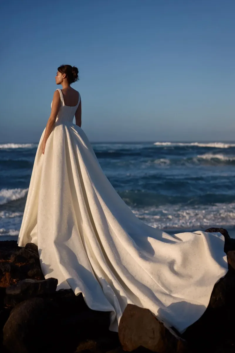 robe de mariée volumineuse corset paillettes hilana créateur milla nova marseilel