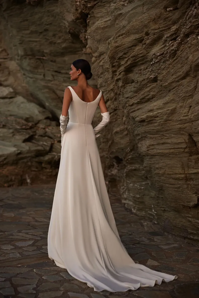 robe de mariée col bateau longue traîne drapée ilenia milla nova marseille