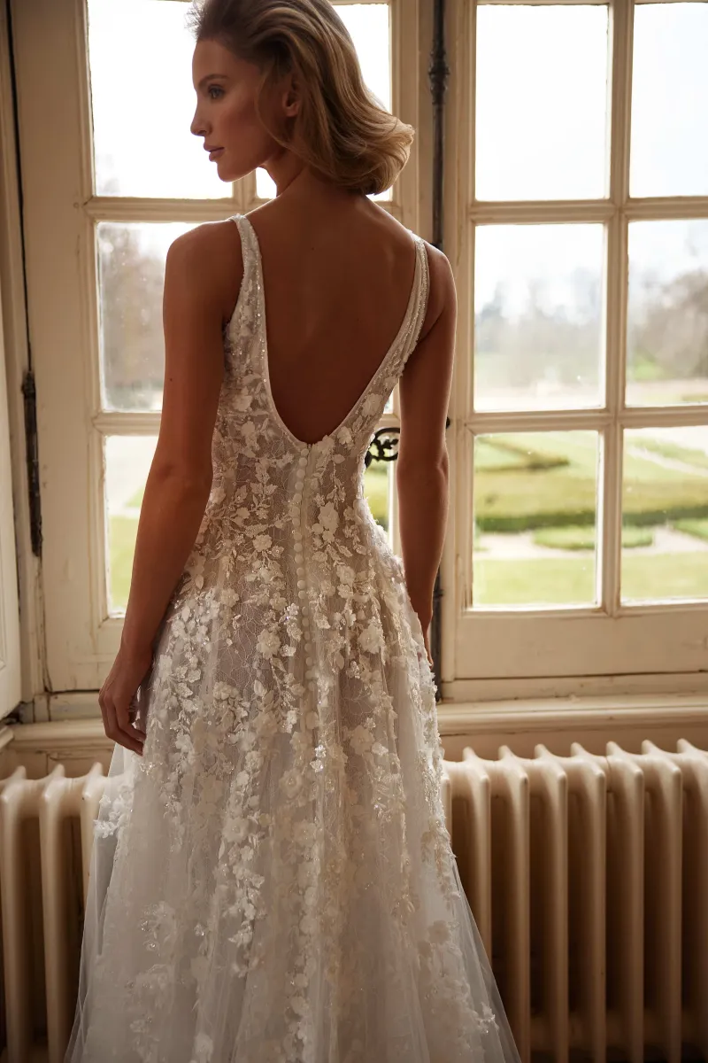 robe de mariée trapèze en dentelle et perles décolleté plongeant jeffrey milla nova marseille