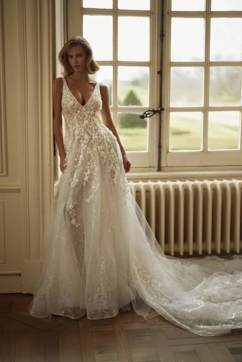 robe de mariée trapèze en dentelle et tulle décolleté plongeant jeffrey milla nova marseille