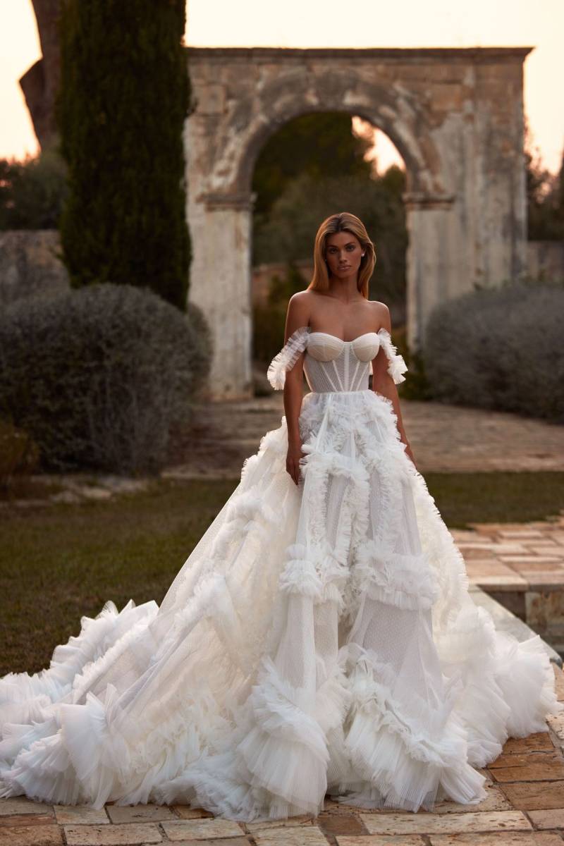 ROBE DE MARIÉE VOLUMINEUSE CORSET EN ORGANZA BRADSHWAM COLLECTION MILLA NOVA 2025 À MARSEILLE *