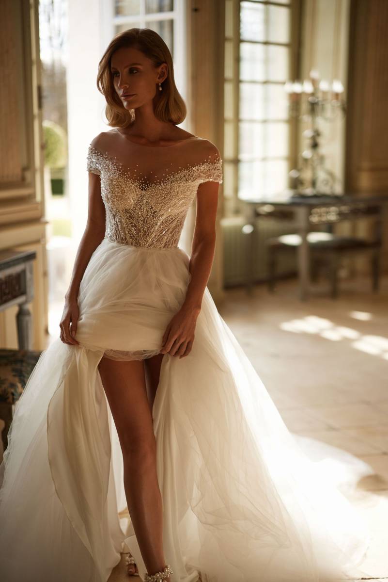 robe de mariée Gritty Milla Nova en tulle ivoire, bustier perlé et manches courtes.