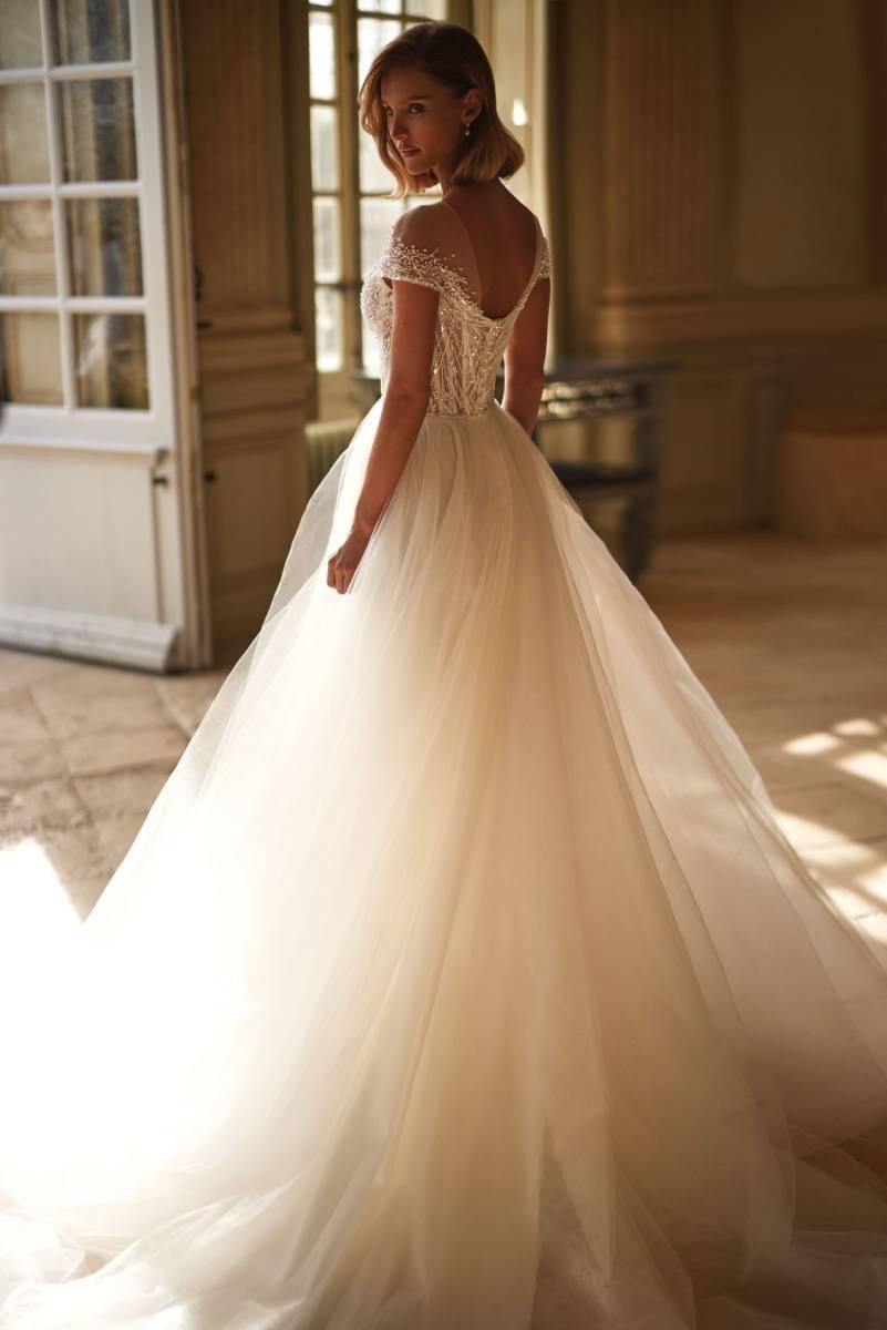 obe de mariée Gritty Milla Nova à Marseille : silhouette A-line