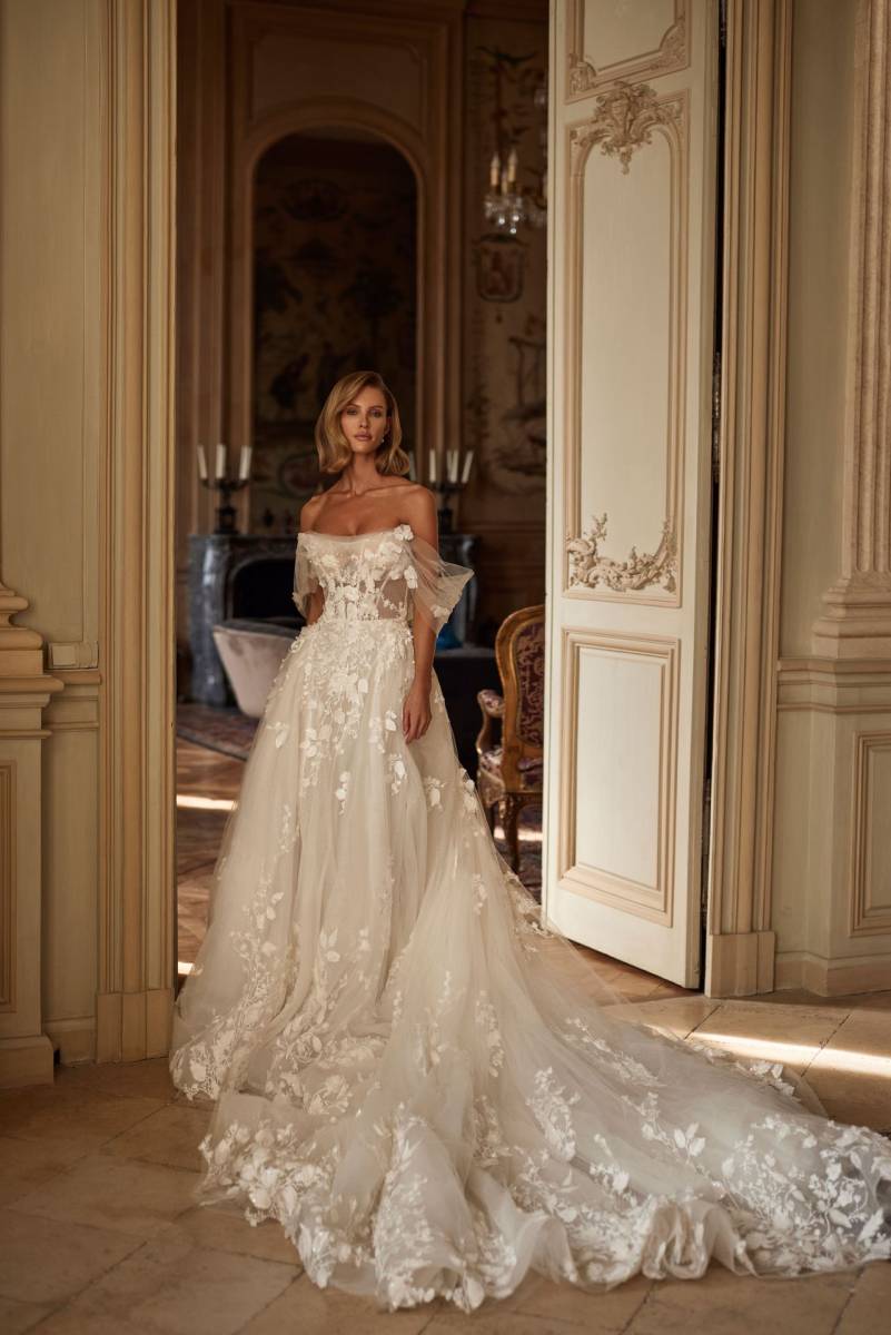 Robe de mariée A-line Meridiane Milla Nova dentelle Chantilly fleurs 3D volants drapés boutique Sonia B Marseille