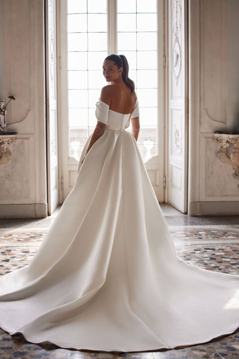 OU ESSAYER UNE ROBE DE MARIÉE ÉLÉGANTE DE LA MARQUE MILLA NOVA ? INSPIRATION SOBRE ET DESIGN DRAPÉ LA ROBE ERIDANA