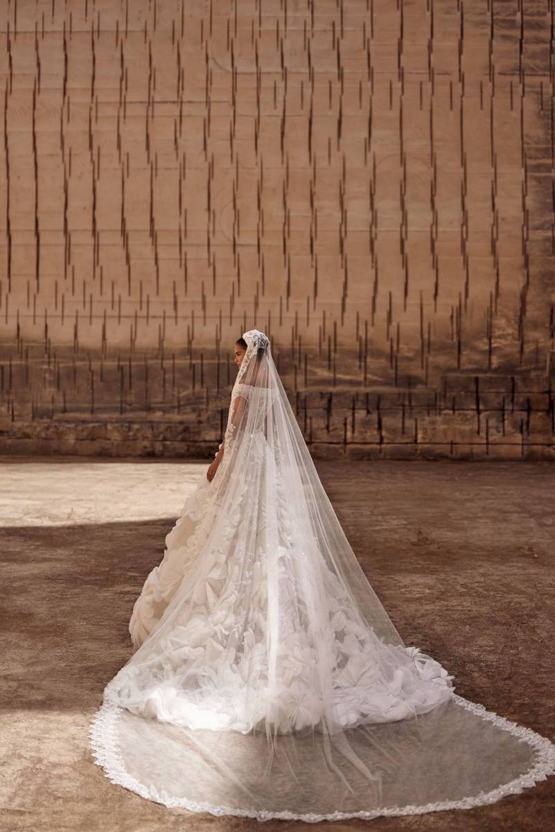 Découvrez la robe de mariée Belladonna 2025 de Milla Nova parmi les plus belles de la nouvelle collection avec son voile assorti 