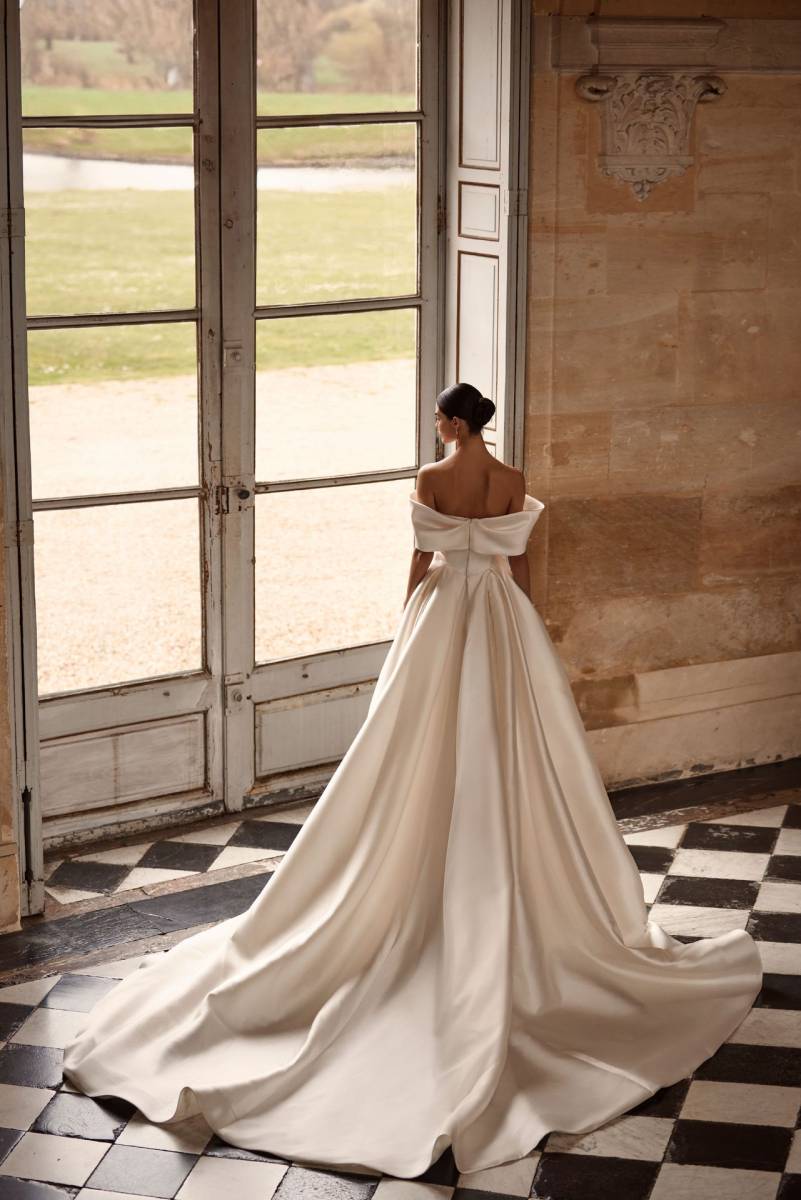 robe de mariée princesse mikado longue traîne millanova marseille