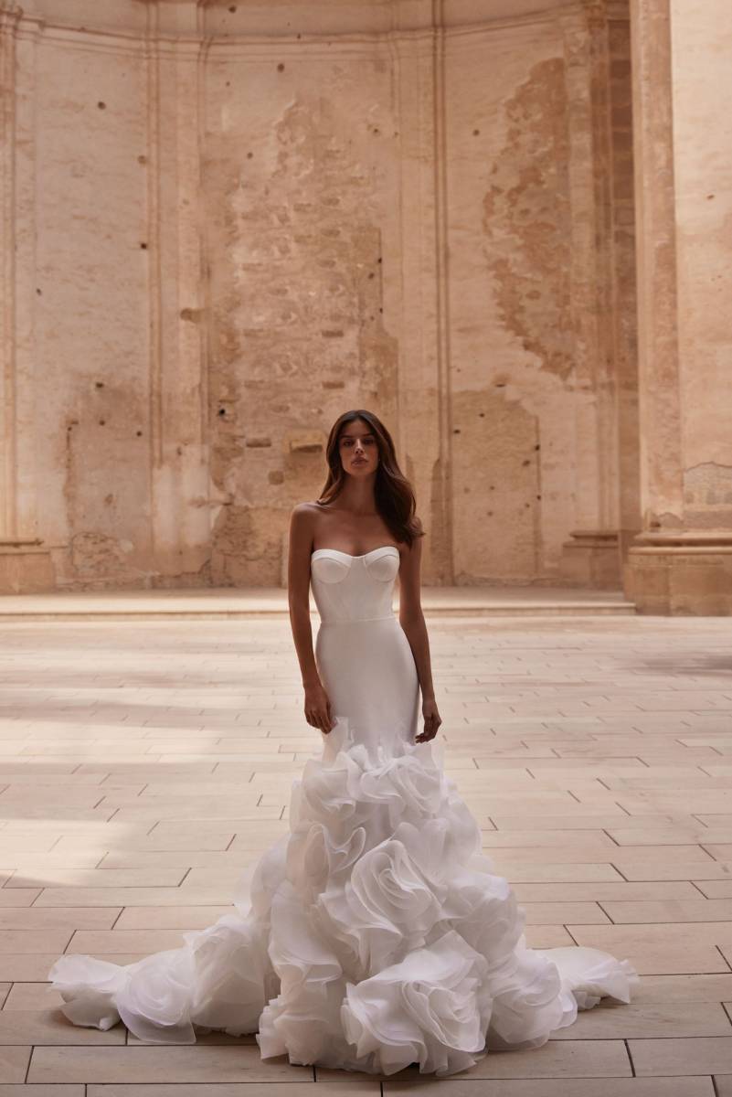 obe mariée Toulouse Milla Nova 2025 sirène gabardine bodycon corsage baleines jupe volumétrique appliqués artisanaux