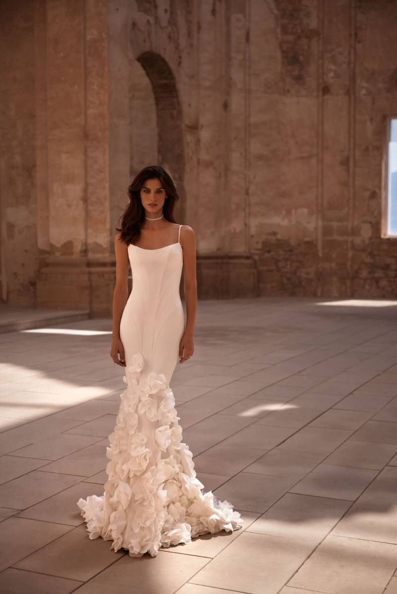 Robe de mariée Nostalgia Milla Nova style sirène en gabardine italienne avec roses 3D artisanales – Marseille