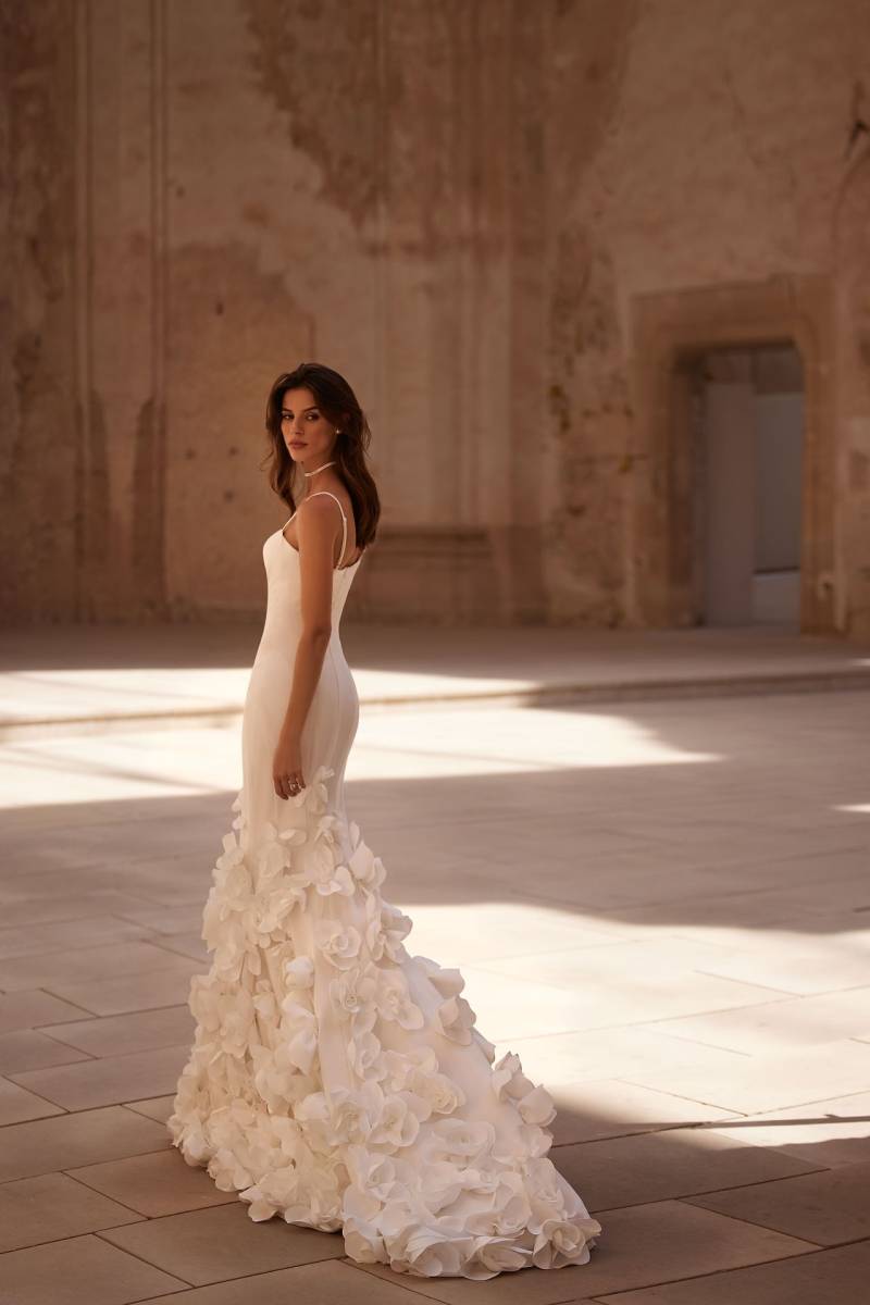 Robe sirène luxueuse Milla Nova avec fleurs 3D faites main et effet seconde peau sculptant