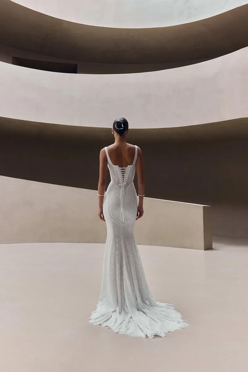 Robe de mariée sirène cintrée en dentelle Chantilly luce milla nova marseille