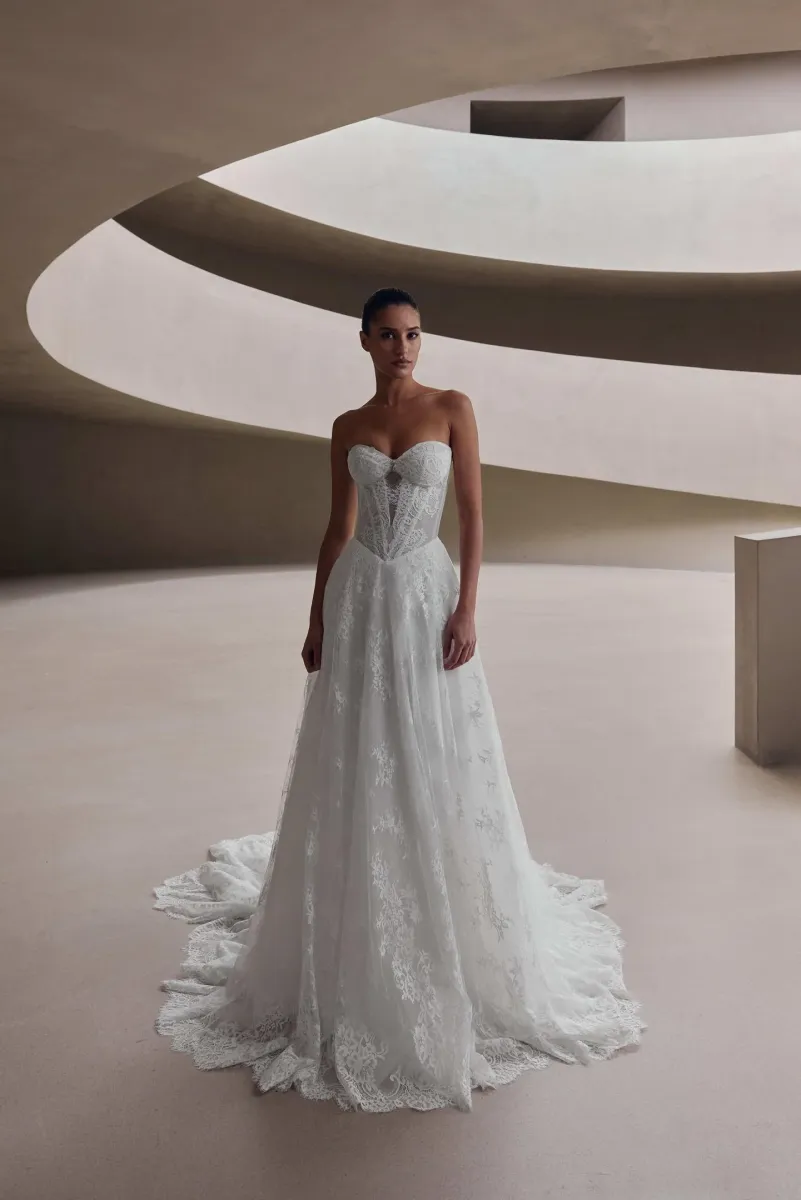 robe de mariee Milla Nova Lunareth en dentelle chantilly chez Soniab pres de Marseille