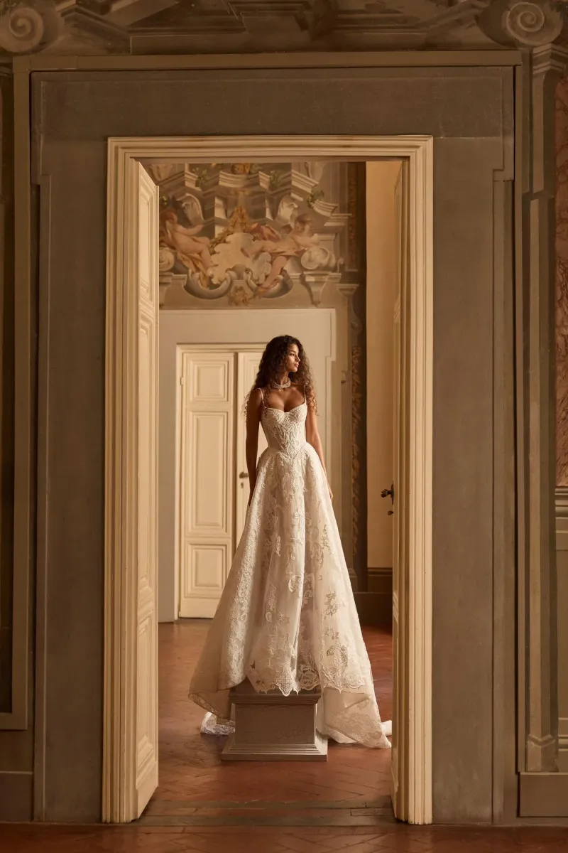 Robe en dentelle trapèze à fines bretelles, avec un corset structuré lysandra milla nova marseille