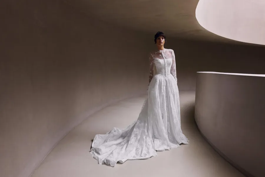 manteau manches longues, un col montant, un dos entièrement fermé avec une longue traîne norienne milla nova marseille