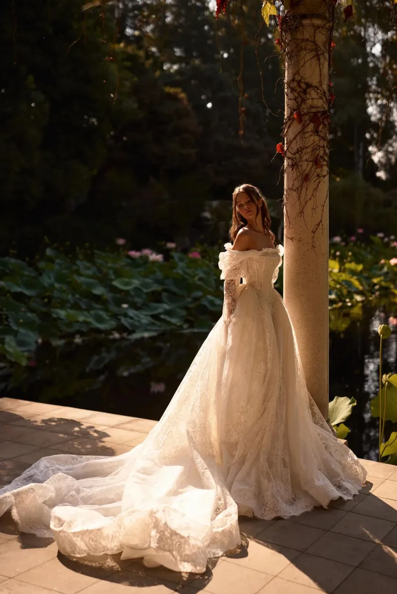 robe de mariée corset longue traîne modèle melrose à marseille