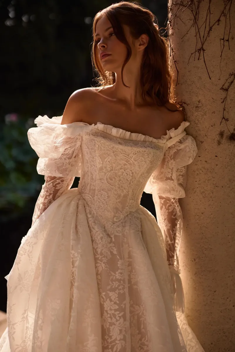 robe de mariée corset dentelle longue traîne jupe volumineuse modèle melrose milla nova