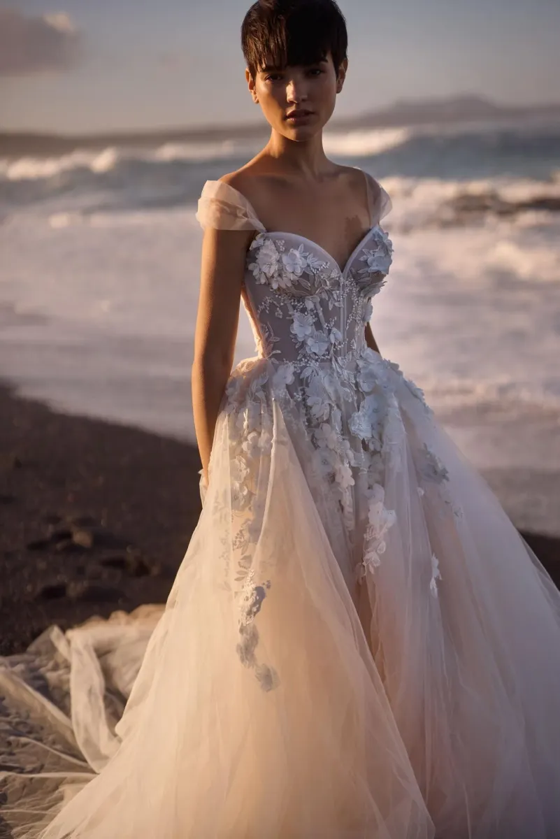 robe de mariée princesse en tulle et fleurs 3D myrelia milla nova 