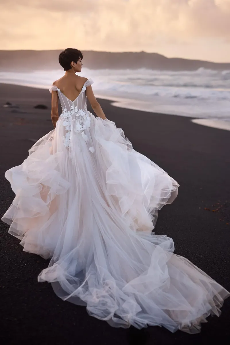 robe de mariée volumineuse corset dos nu plongeant myrelia milla nova 