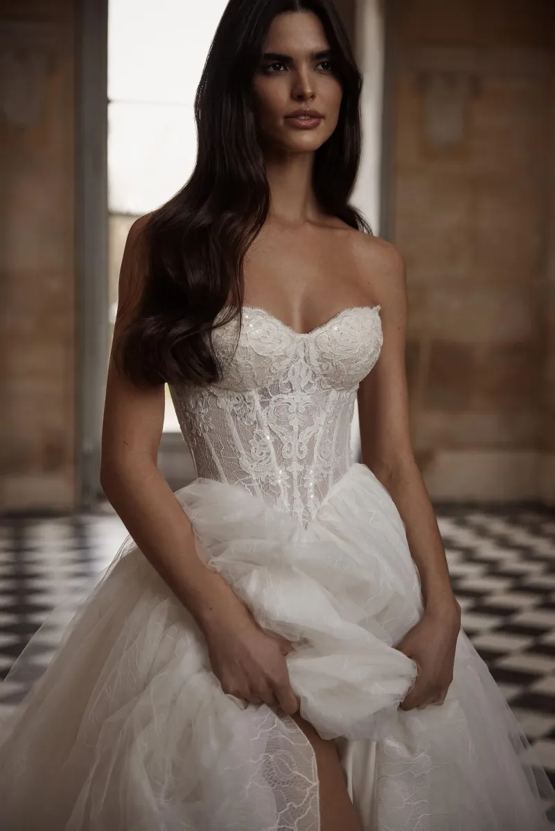 robe de mariée princesse bustier coeur longue traîne modèle perpetua milla nova