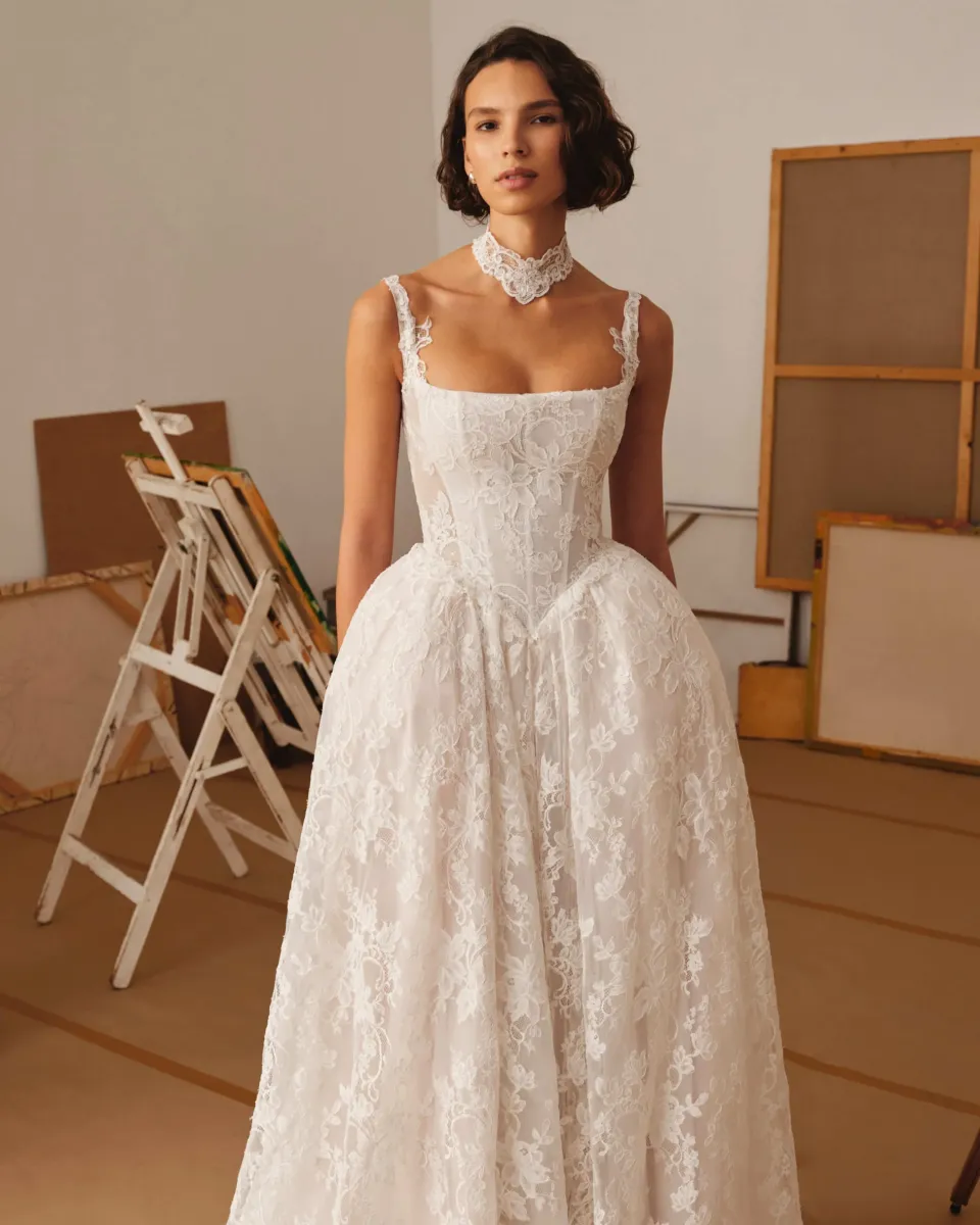 Robe de princesse à fines bretelles, confectionnée en dentelle Chantilly délicate, avec un corsage qui souligne la taille poesia milla nova marseille