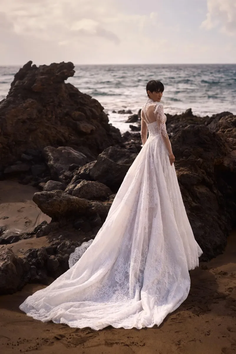 robe de mariée princesse Selvianne Milla Nova en dentelle chantilly nude-ivory essayée chez Soniab pour un mariage en Provence