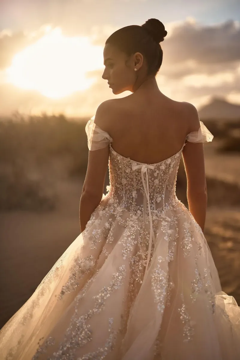 robe de mariée corset longue traîne et fente solenne milla nova 