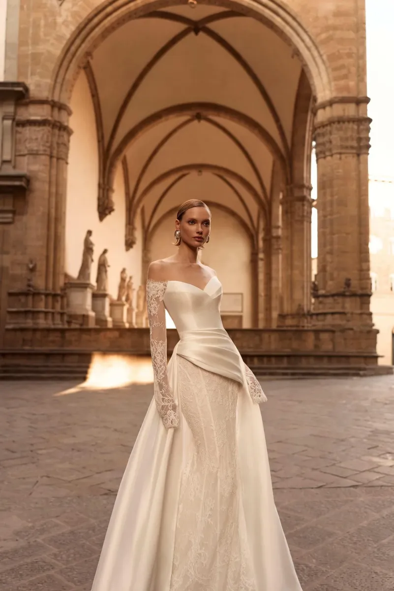 Robe sirène en dentelle de Chantilly, ornée d'un placement vertical de dentelle qui allonge la silhouette virelda milla nova marseille