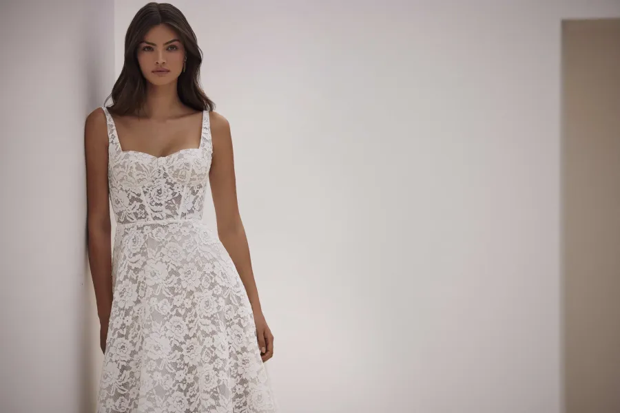 robe de mariée à bretelles dentelles florale longue traîne winora milla nova marseille