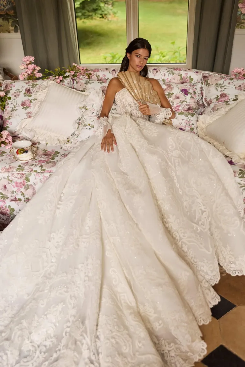 Robe de princesse en dentelle volumineuse et longue traîne Zeira Milla Nova Marseille